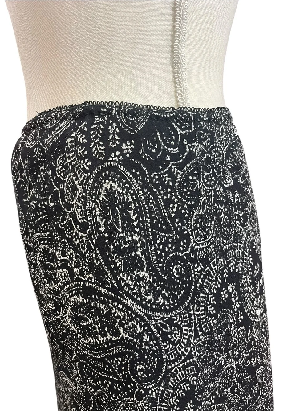 Sundance 100% Silk Paisley Midi Skirt Black White Boho Size 16